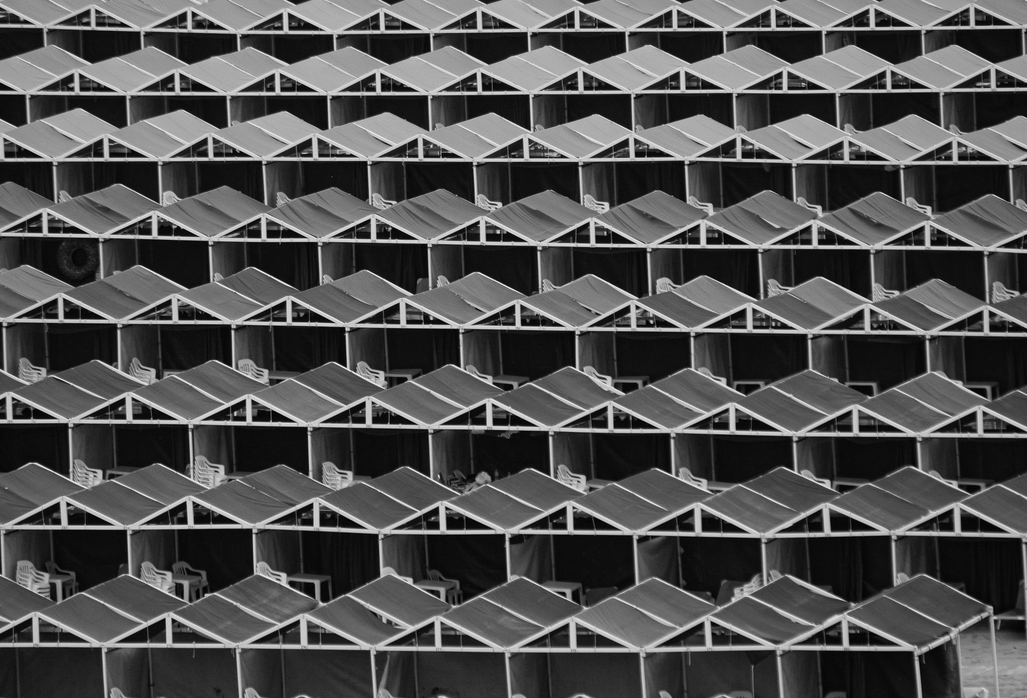 Balcones idénticos de un edificio repetidos en serie, en blanco y negro