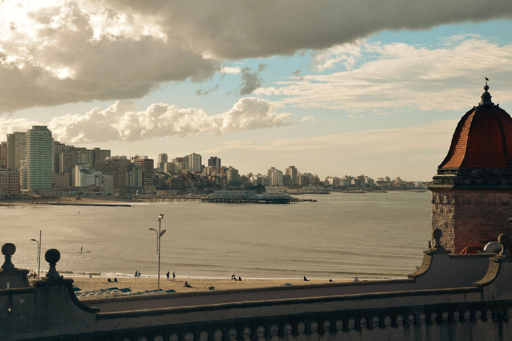 La bahía de Mar del Plata desde la rambla, con la cúpula del casino a la derecha y edificios al fondo