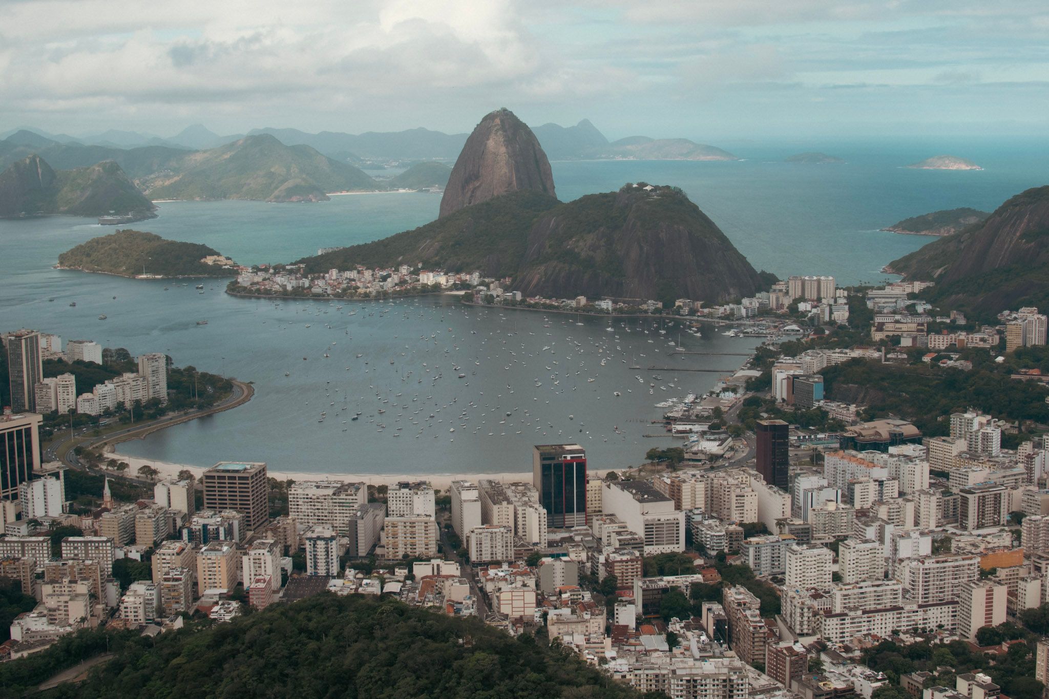 Vista desde lo alto de Río de Janeiro: la bahía de Botafogo con veleros, edificios y el Pan de Azúcar
